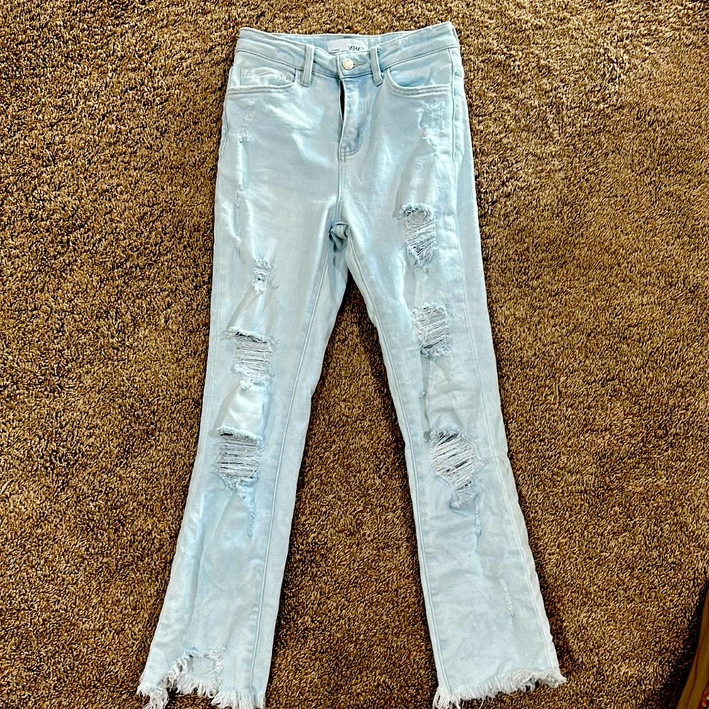 Great condition! Nice distressing! Cute bottom cuts…. Little stretch!